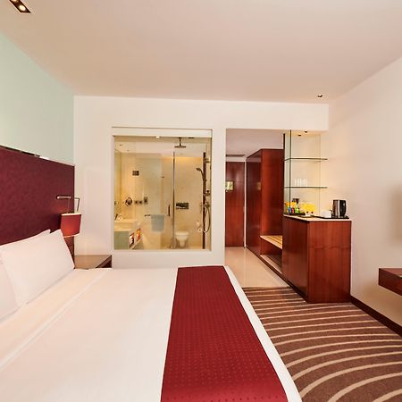 ホリデイ イン ムンバイ インターナショナル エアポート エクステリア 写真 A room at the hotel