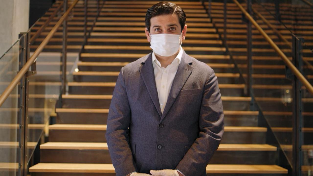 ホリデイ イン ムンバイ インターナショナル エアポート エクステリア 写真 A hotel employee wearing a face mask