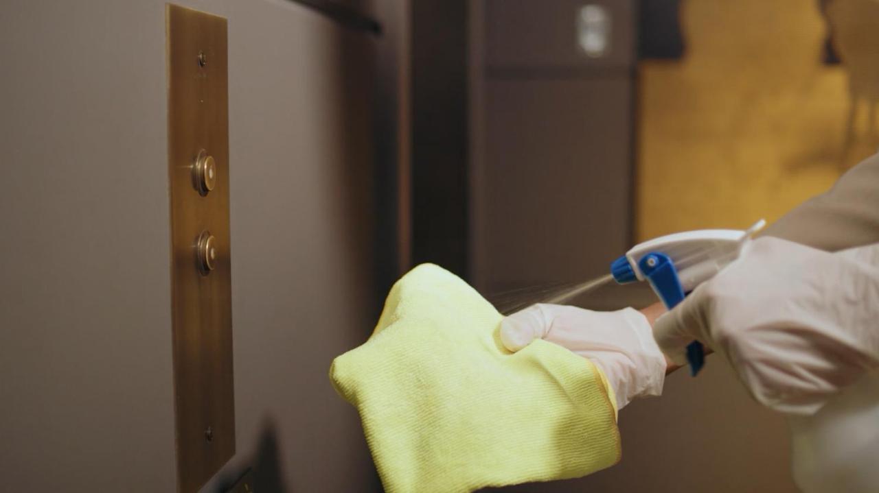 ホリデイ イン ムンバイ インターナショナル エアポート エクステリア 写真 Disinfection of elevator buttons