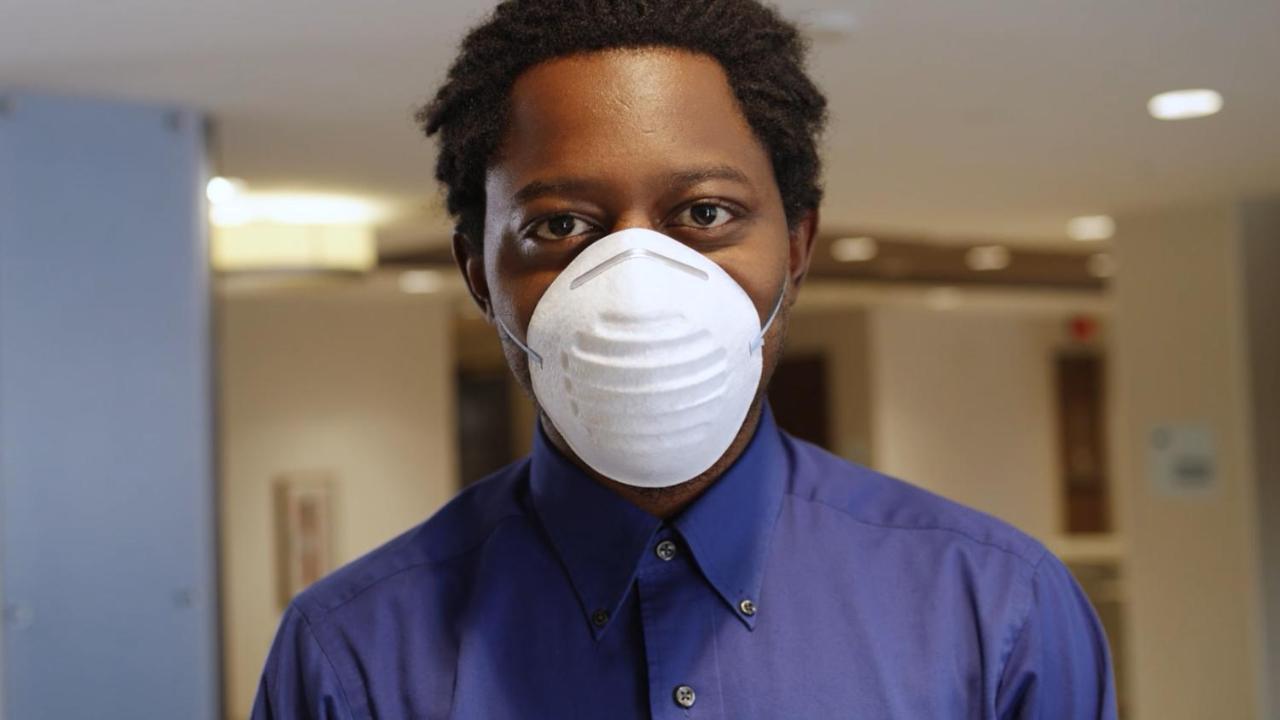 ホリデイ イン ムンバイ インターナショナル エアポート エクステリア 写真 A man wearing a N95 respirator