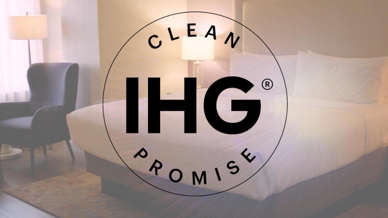ホリデイ イン ムンバイ インターナショナル エアポート エクステリア 写真 IHG Clean Promise logo
