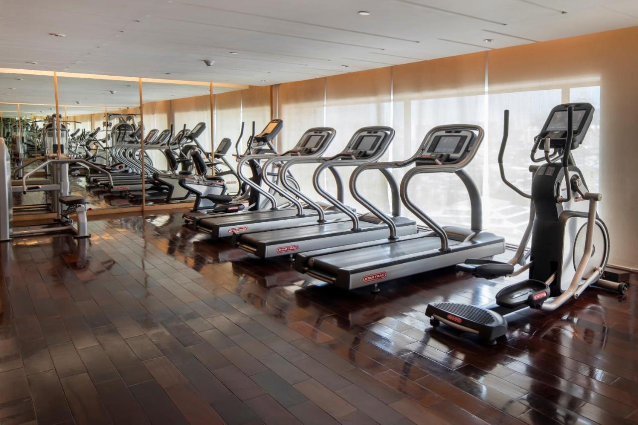 ホリデイ イン ムンバイ インターナショナル エアポート エクステリア 写真 A row of treadmills