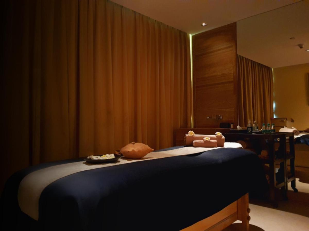 ホリデイ イン ムンバイ インターナショナル エアポート エクステリア 写真 A massage bed