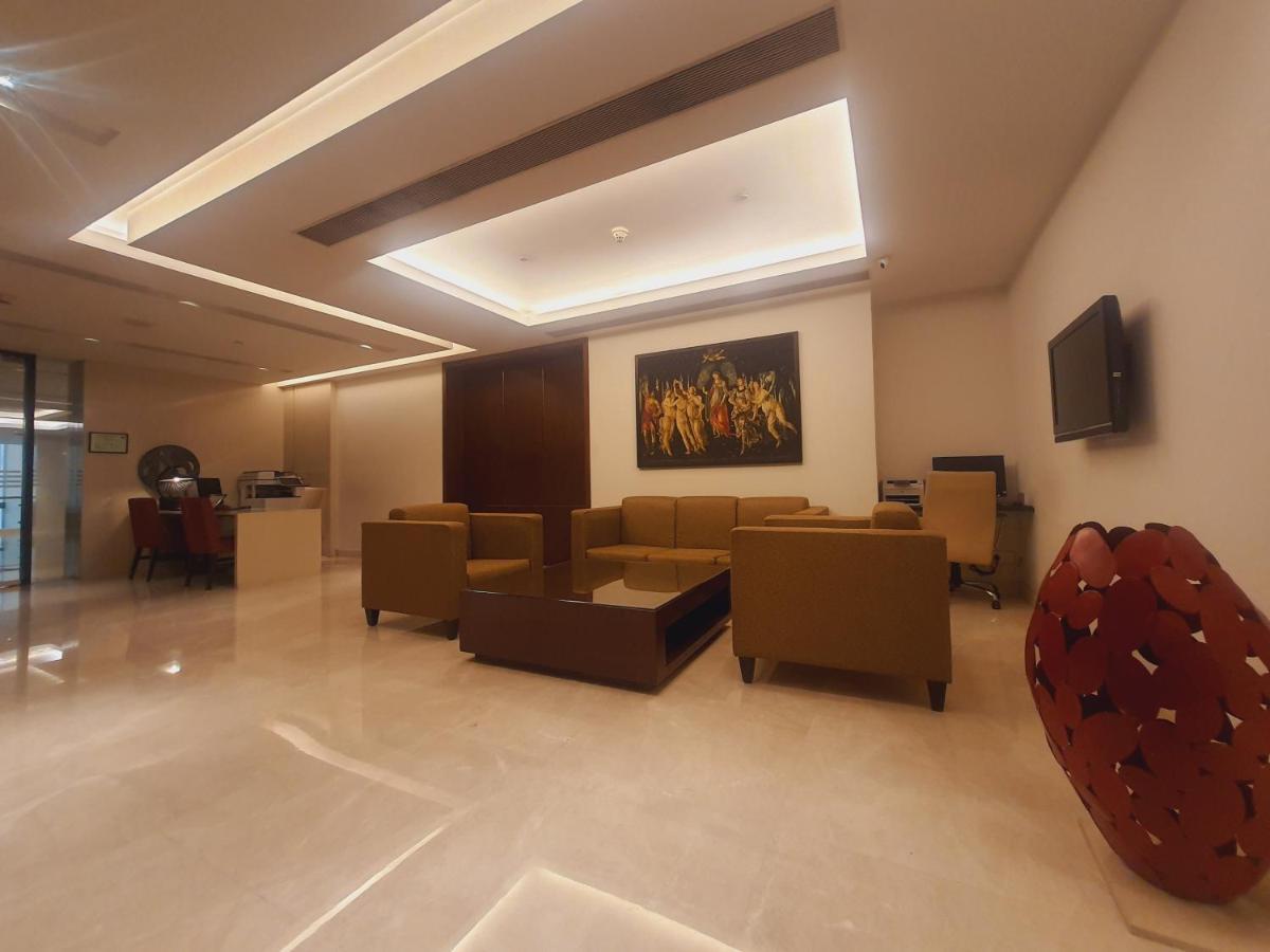 ホリデイ イン ムンバイ インターナショナル エアポート エクステリア 写真 The lobby of the hotel
