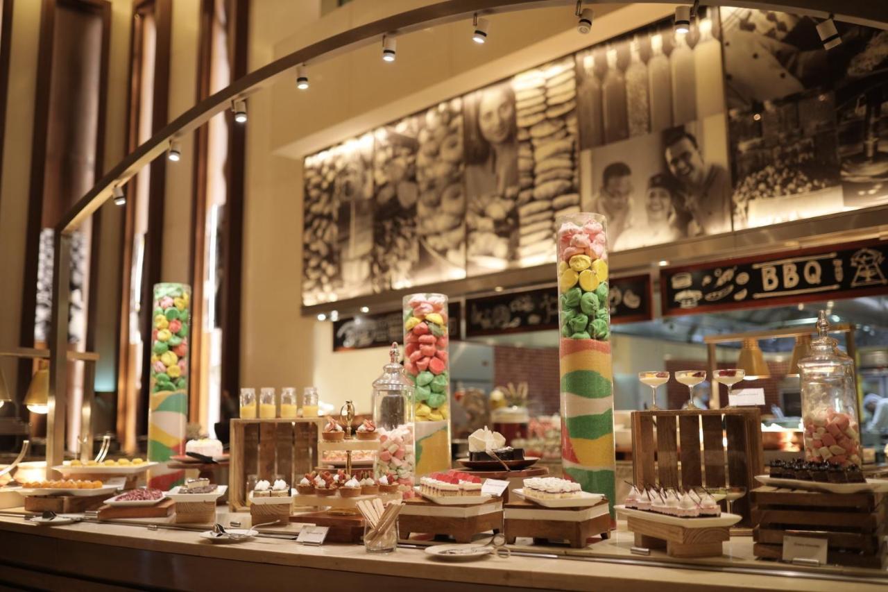 ホリデイ イン ムンバイ インターナショナル エアポート エクステリア 写真 The buffet at the lobby