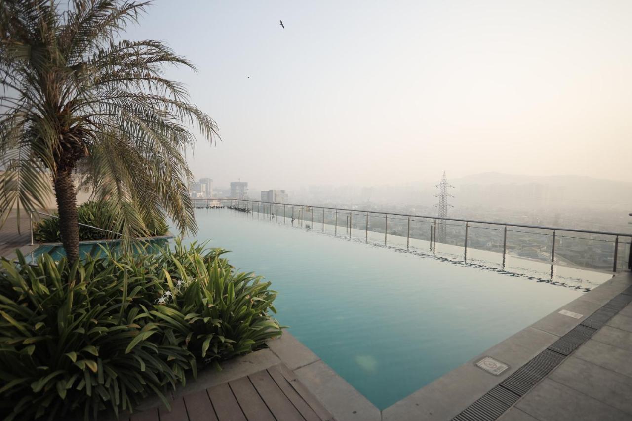 ホリデイ イン ムンバイ インターナショナル エアポート エクステリア 写真 Infinity pool at the Oberoi, Mumbai