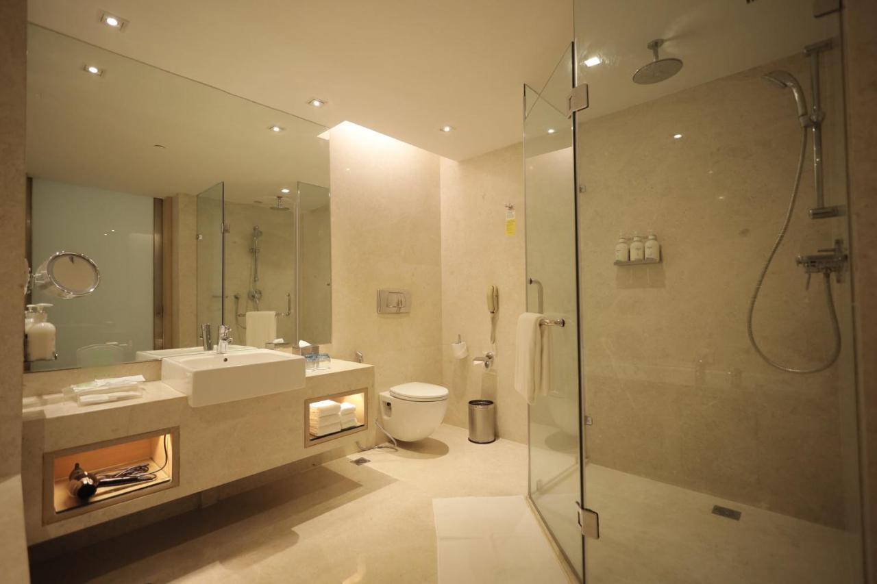 ホリデイ イン ムンバイ インターナショナル エアポート エクステリア 写真 A modern bathroom