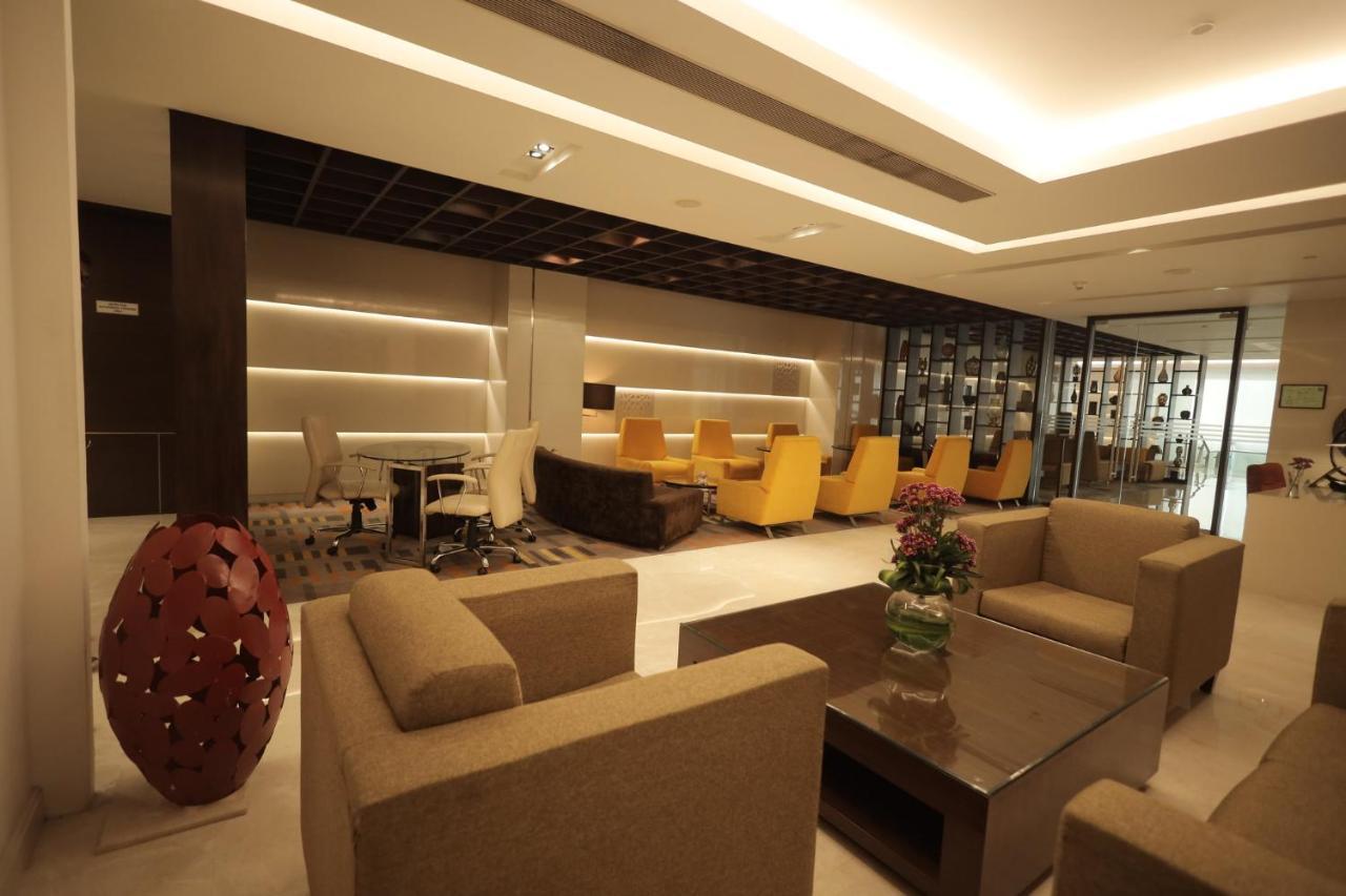 ホリデイ イン ムンバイ インターナショナル エアポート エクステリア 写真 The lounge at the airport