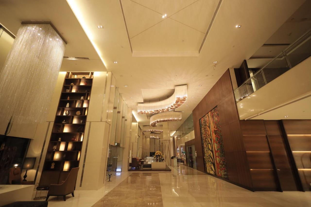 ホリデイ イン ムンバイ インターナショナル エアポート エクステリア 写真 The lobby of the hotel