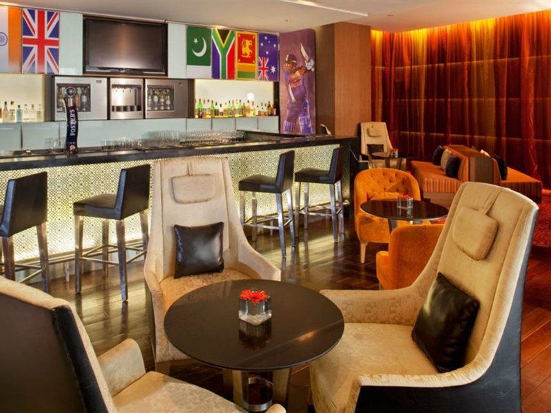 ホリデイ イン ムンバイ インターナショナル エアポート エクステリア 写真 The bar at the lounge