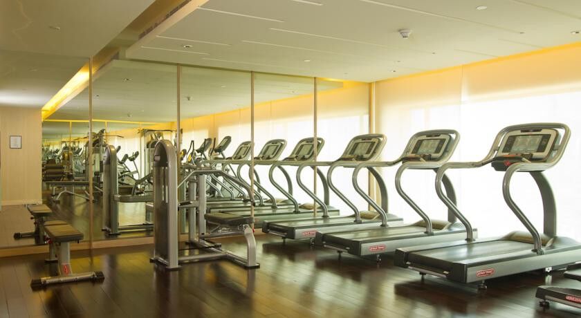ホリデイ イン ムンバイ インターナショナル エアポート エクステリア 写真 A row of treadmills